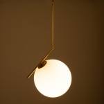 GloboStar® MONROE 00956 Μοντέρνο Κρεμαστό Φωτιστικό Οροφής Μονόφωτο 1 x E27 Χρυσό - Λευκό Μεταλλικό Μπάλα Φ30 x Υ75cm