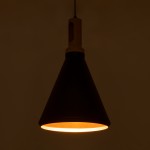 GloboStar® CALYPSO 01334-C Μοντέρνο Κρεμαστό Φωτιστικό Οροφής Μονόφωτο 1 x E27 Μαύρο - Χρυσό Μεταλλικό με Ξύλινη Βάση Καμπάνα Φ25 x Υ40cm