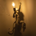 GloboStar® APES 01805 Μοντέρνο Φωτιστικό Τοίχου Απλίκα Μονόφωτο 1 x E27 Λευκό Φιγούρα L34 x W31 x H61cm
