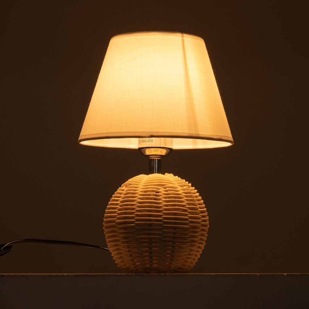 GloboStar® HASUMI 01957 Boho Επιτραπέζιο Φωτιστικό Πορτατίφ Μονόφωτο 1 x E27 AC220-240V IP20 - Φ19 x Υ30cm - Μπεζ Ξύλινο Ρατάν Πλέγμα με Λευκό Καπέλο - 5 Χρόνια Εγγύηση