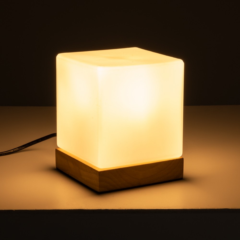 GloboStar® DERYA 02035 Μοντέρνο Επιτραπέζιο Φωτιστικό Μονόφωτο 1 x E27 AC220-240V IP20 - Μ12 x Π12 x Υ15cm - Μπεζ Ξύλινη Βάση με Λευκό Γαλακτερό Γυαλί - 5 Χρόνια Εγγύηση