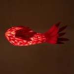 GloboStar® GOURAMI 02360 Boho Κρεμαστό Φωτιστικό Οροφής Μονόφωτο 1 x E27 AC220-240V IP20 - Μ70 x Π40 x Υ27cm - Κόκκινο Λεπτό Φύλλο Ξύλου Πλέγμα - 5 Χρόνια Εγγύηση