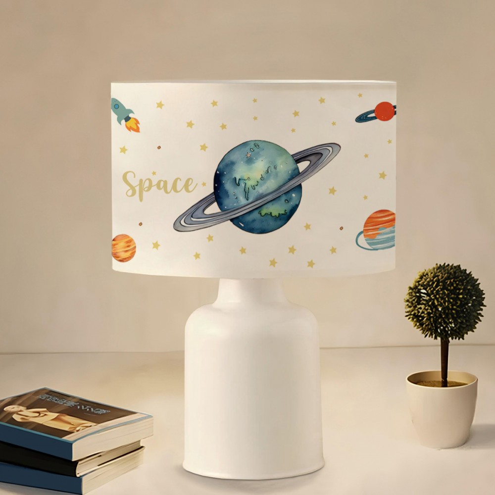 GloboStar® SATURN 204-0030 Παιδικό Eπιτραπέζιο Φωτιστικό Πορτατίφ Μονόφωτο 1 x E27 IP20 Πολύχρωμο Ύφασμα με Λευκό Πλαστικό - Μ24 x Π24 x Υ32cm