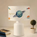GloboStar® SATURN 204-0030 Παιδικό Eπιτραπέζιο Φωτιστικό Πορτατίφ Μονόφωτο 1 x E27 IP20 Πολύχρωμο Ύφασμα με Λευκό Πλαστικό - Μ24 x Π24 x Υ32cm