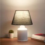 GloboStar® CIA 204-0081 Μοντέρνο Eπιτραπέζιο Φωτιστικό Πορτατίφ Μονόφωτο 1 x E27 IP20 Λευκό Πλαστικό με Μαύρο Ύφασμα - Μ24 x Π24 x Υ31cm