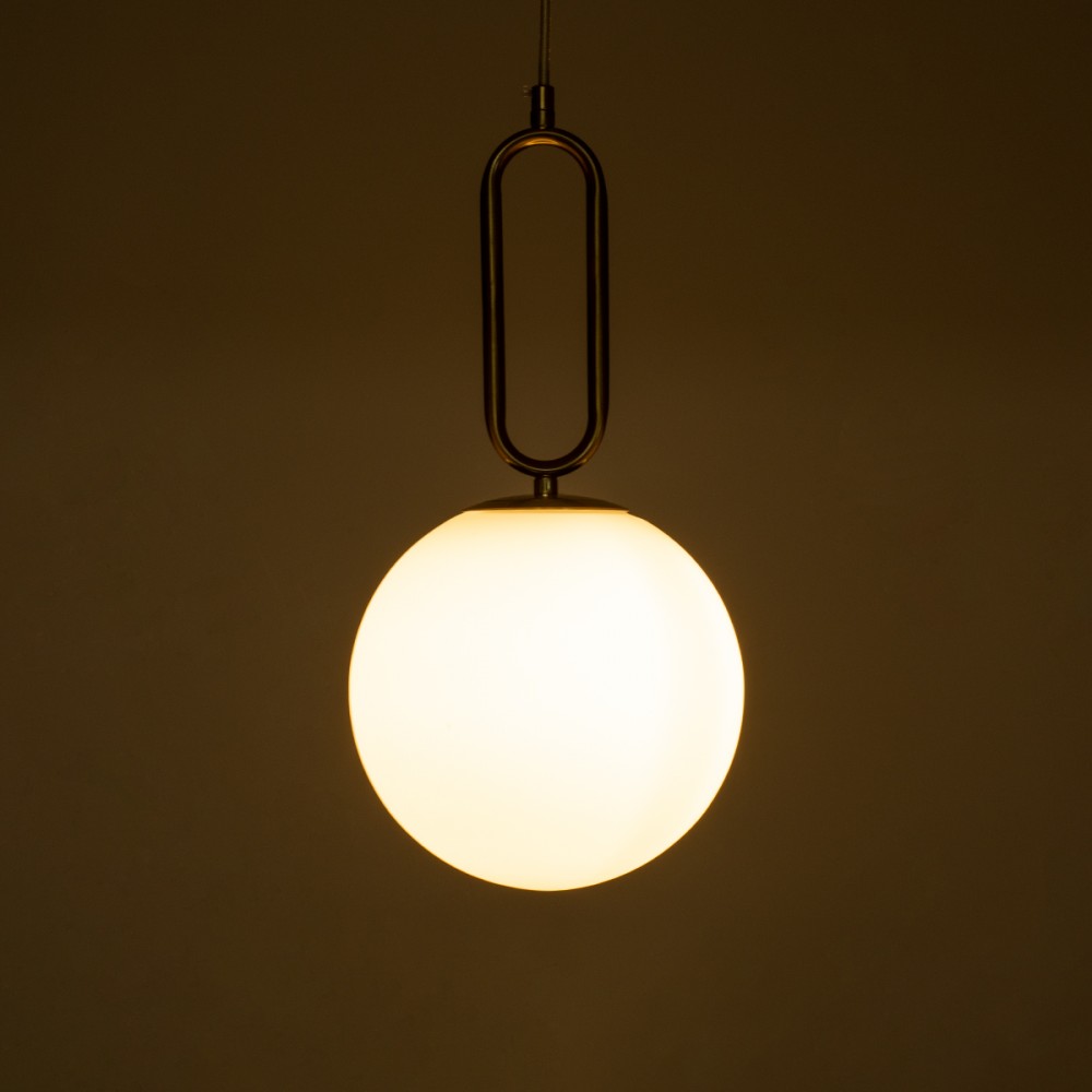 GloboStar® BELLISSIMO 61486 Μοντέρνο Κρεμαστό Φωτιστικό Οροφής Μονόφωτο 1 x E27 Γαλακτερή Γυάλινη Μπάλα με Μεταλλικό Επιχρυσωμενό Πλατίνα Σώμα Φ20 x Υ42cm