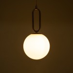 GloboStar® BELLISSIMO 61486 Μοντέρνο Κρεμαστό Φωτιστικό Οροφής Μονόφωτο 1 x E27 Γαλακτερή Γυάλινη Μπάλα με Μεταλλικό Επιχρυσωμενό Πλατίνα Σώμα Φ20 x Υ42cm