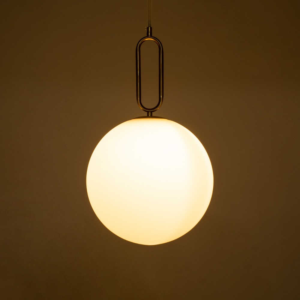 GloboStar® BELLISSIMO 61487 Μοντέρνο Κρεμαστό Φωτιστικό Οροφής Μονόφωτο 1 x E27 Γαλακτερή Γυάλινη Μπάλα με Μεταλλικό Επιχρυσωμενό Πλατίνα Σώμα Φ30 x Υ52cm