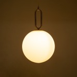 GloboStar® BELLISSIMO 61487 Μοντέρνο Κρεμαστό Φωτιστικό Οροφής Μονόφωτο 1 x E27 Γαλακτερή Γυάλινη Μπάλα με Μεταλλικό Επιχρυσωμενό Πλατίνα Σώμα Φ30 x Υ52cm