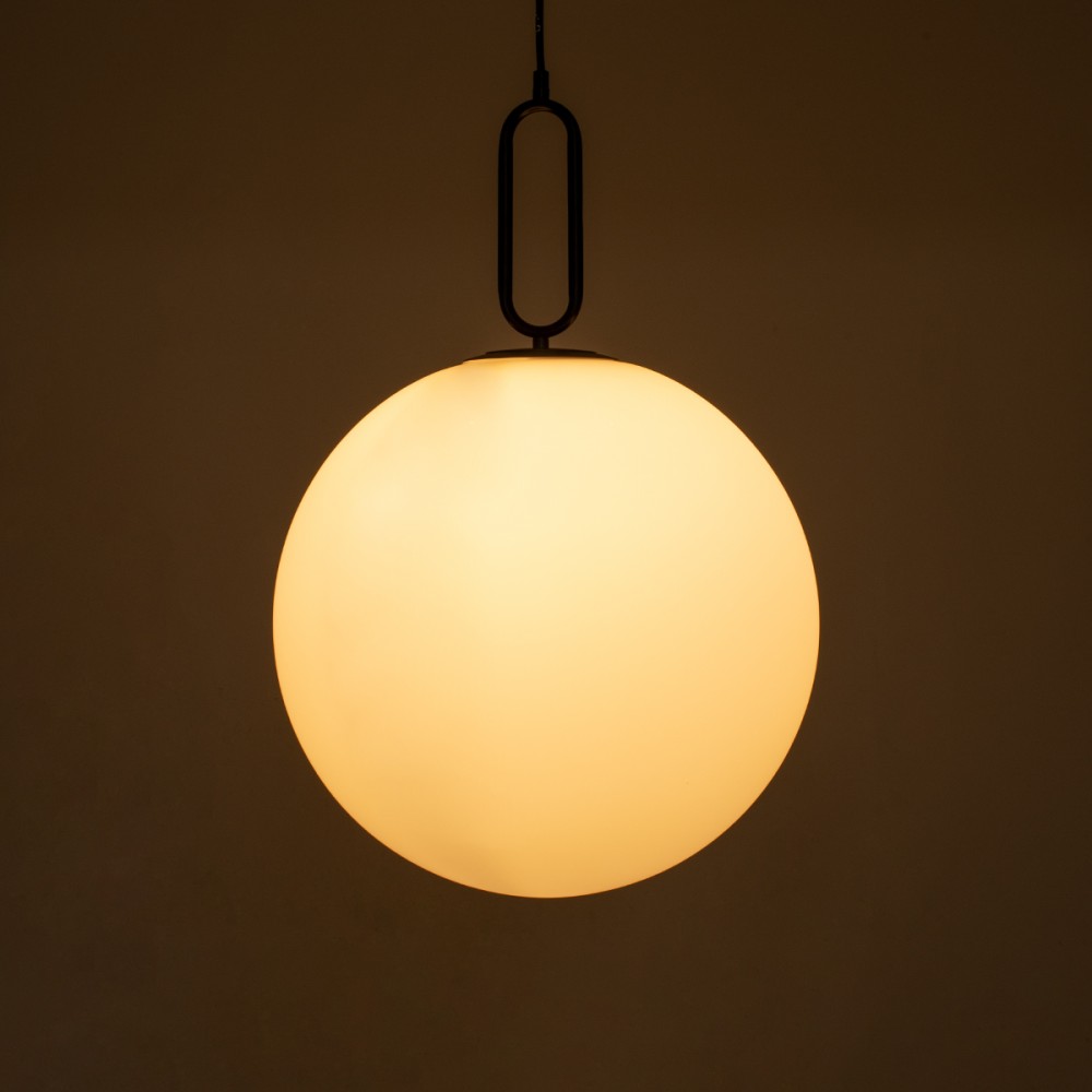 GloboStar® BELLISSIMO 61491 Μοντέρνο Κρεμαστό Φωτιστικό Οροφής Μονόφωτο 1 x E27 Γαλακτερή Γυάλινη Μπάλα με Μεταλλικό Μαύρο Ματ Σώμα Φ40 x Υ62cm