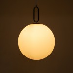 GloboStar® BELLISSIMO 61491 Μοντέρνο Κρεμαστό Φωτιστικό Οροφής Μονόφωτο 1 x E27 Γαλακτερή Γυάλινη Μπάλα με Μεταλλικό Μαύρο Ματ Σώμα Φ40 x Υ62cm