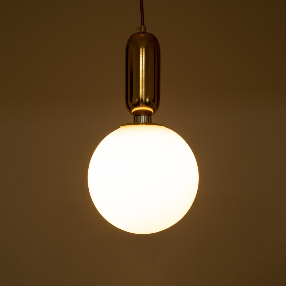 GloboStar® ESTETICO 61492 Μοντέρνο Κρεμαστό Φωτιστικό Οροφής Μονόφωτο 1 x E27 Γαλακτερή Γυάλινη Μπάλα με Μεταλλικό Επιχρυσωμενό Πλατίνα Σώμα Φ20 x Υ38cm