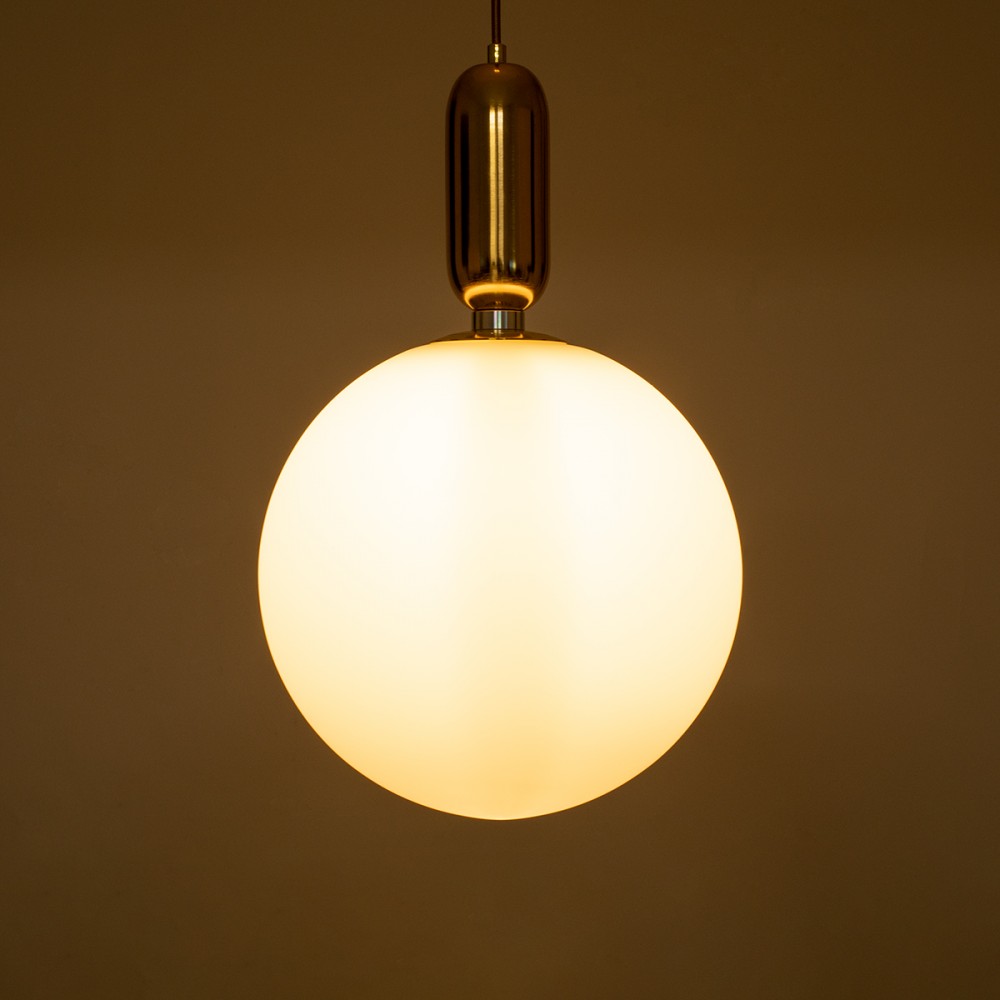 GloboStar® ESTETICO 61493 Μοντέρνο Κρεμαστό Φωτιστικό Οροφής Μονόφωτο 1 x E27 Γαλακτερή Γυάλινη Μπάλα με Μεταλλικό Επιχρυσωμενό Πλατίνα Σώμα Φ30 x Υ48cm