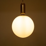 GloboStar® ESTETICO 61493 Μοντέρνο Κρεμαστό Φωτιστικό Οροφής Μονόφωτο 1 x E27 Γαλακτερή Γυάλινη Μπάλα με Μεταλλικό Επιχρυσωμενό Πλατίνα Σώμα Φ30 x Υ48cm