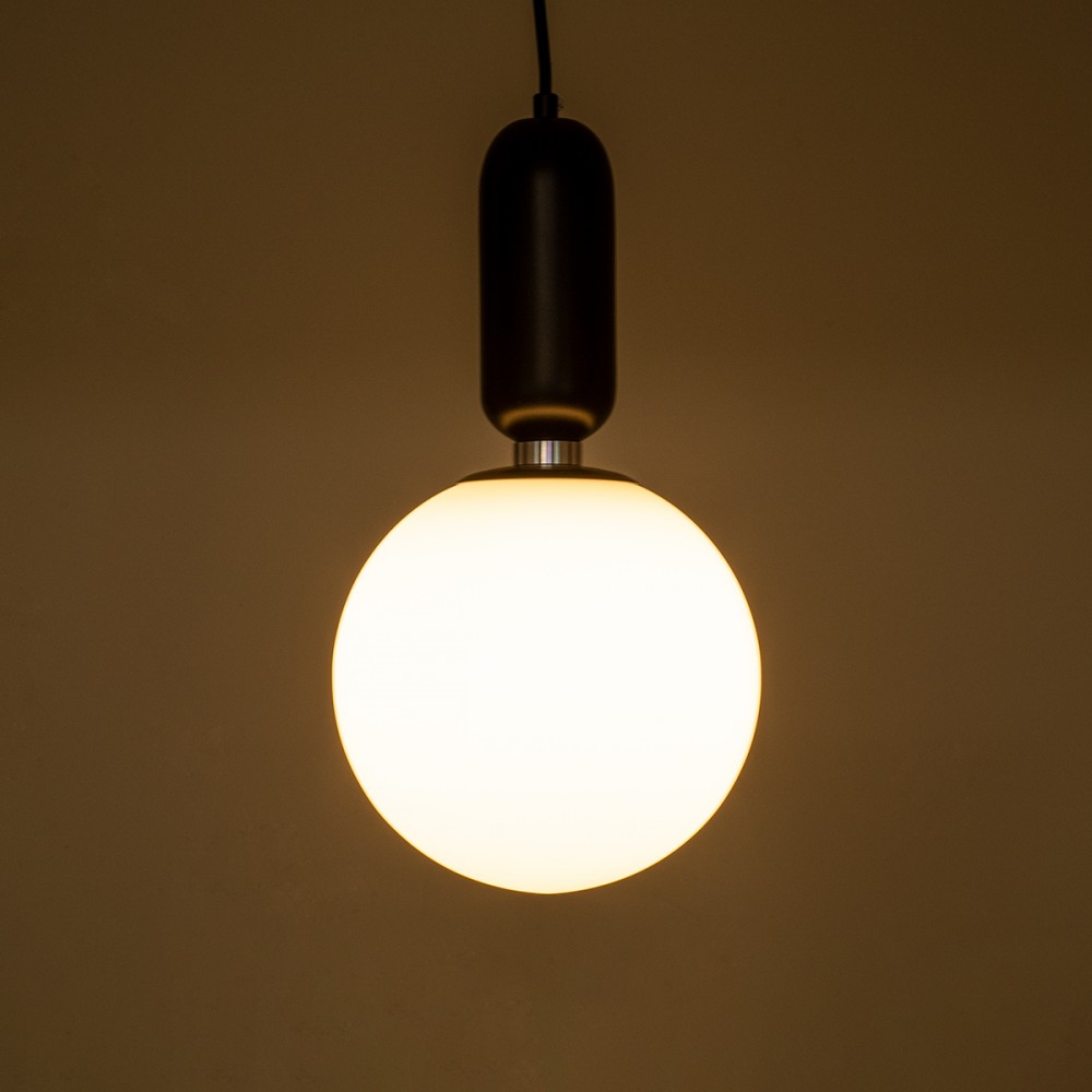 GloboStar® ESTETICO 61495 Μοντέρνο Κρεμαστό Φωτιστικό Οροφής Μονόφωτο 1 x E27 Γαλακτερή Γυάλινη Μπάλα με Μεταλλικό Μαύρο Ματ Σώμα Φ20 x Υ38cm