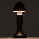 GloboStar® LUNNA 76478 Μοντέρνο Επιτραπέζιο Φωτιστικό Πορτατίφ LED 1.5W 105lm 120° DC 5V Επαναφορτιζόμενο με Μπαταρία Li-ion 1800mAh - Διακόπτη Αφής με 3 Εναλλαγές Φωτισμού CCT Θερμό - Φυσικό - Ψυχρό 1500K - 4500K - 6000K Dimmable - D9 x 23cm - Ασημί