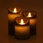 GloboStar® 79560 ΣΕΤ 3 Διακοσμητικών Realistic Κεριών Παραφίνης με LED Εφέ Κινούμενης Φλόγας - Μπαταρίας & Ασύρματο Χειριστήριο IR Πράσινα με Ασημένιες Ρίγες Θερμό Λευκό 3000K Dimmable